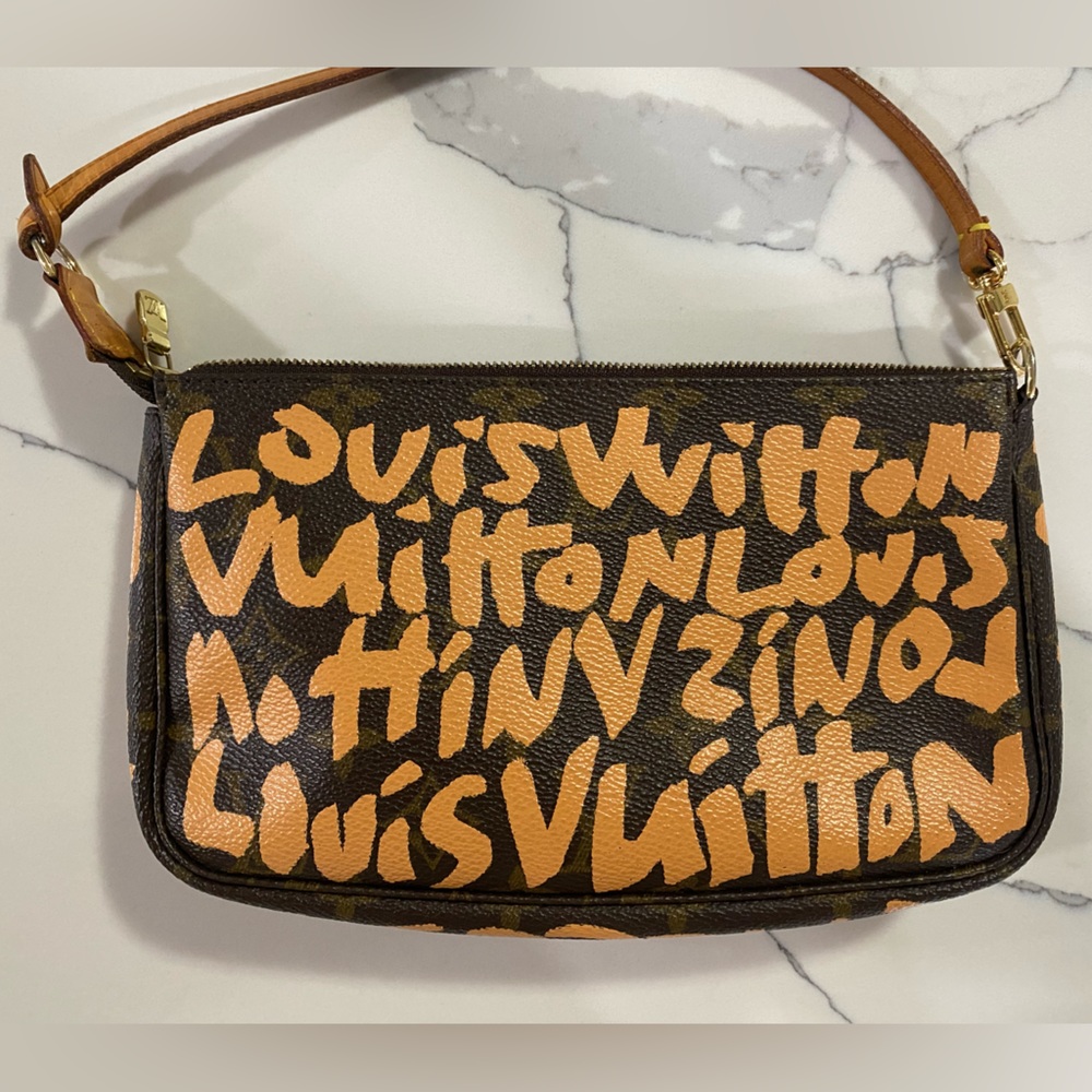 LOUIS VUITTON
Monogram Graffiti Pochette Accessories Peach